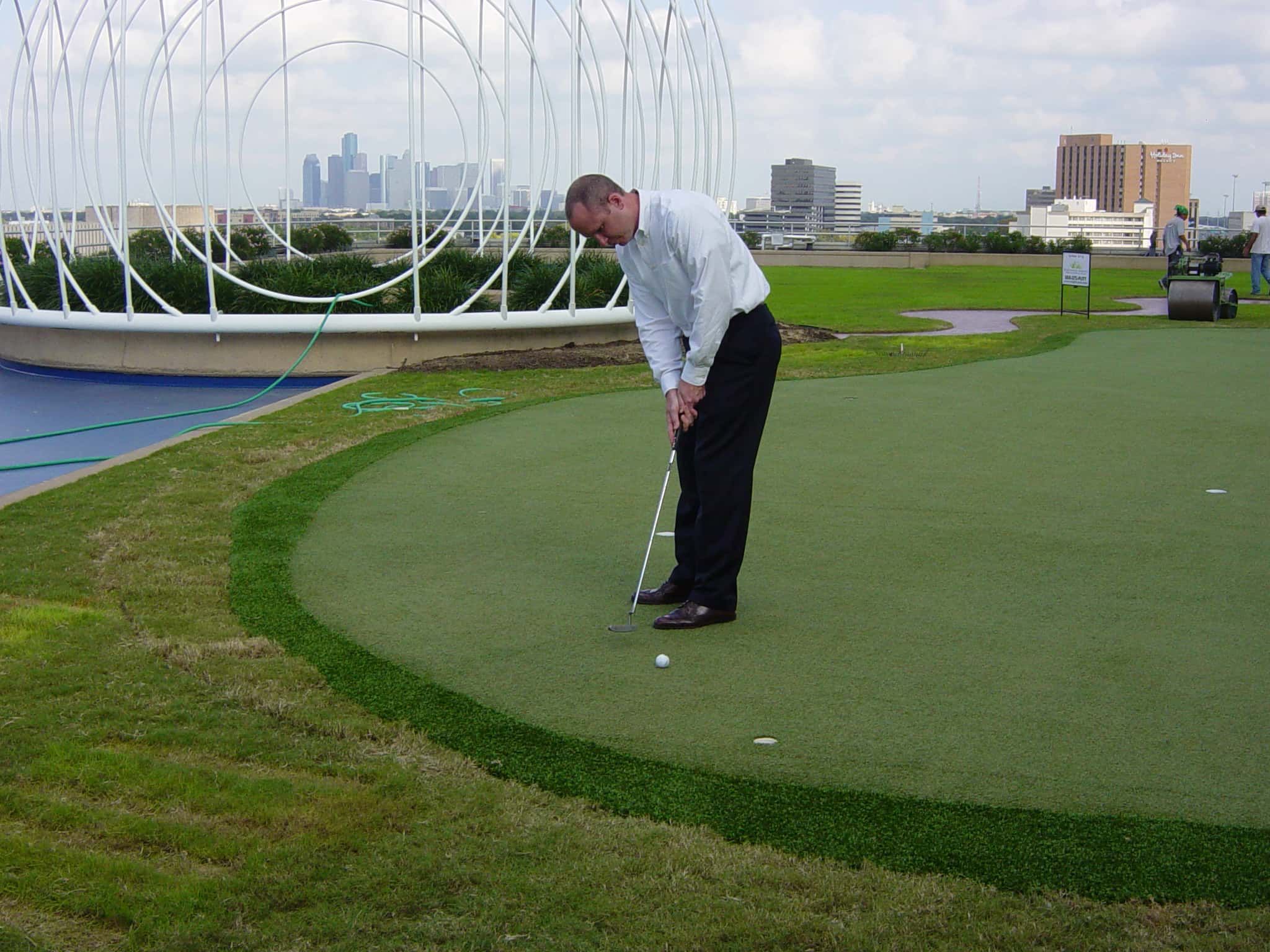 2000-sq.-ft.-chipping-putting-green-on-9th-floor-roof-of-Phoenix-Tower.-Houston.jpg